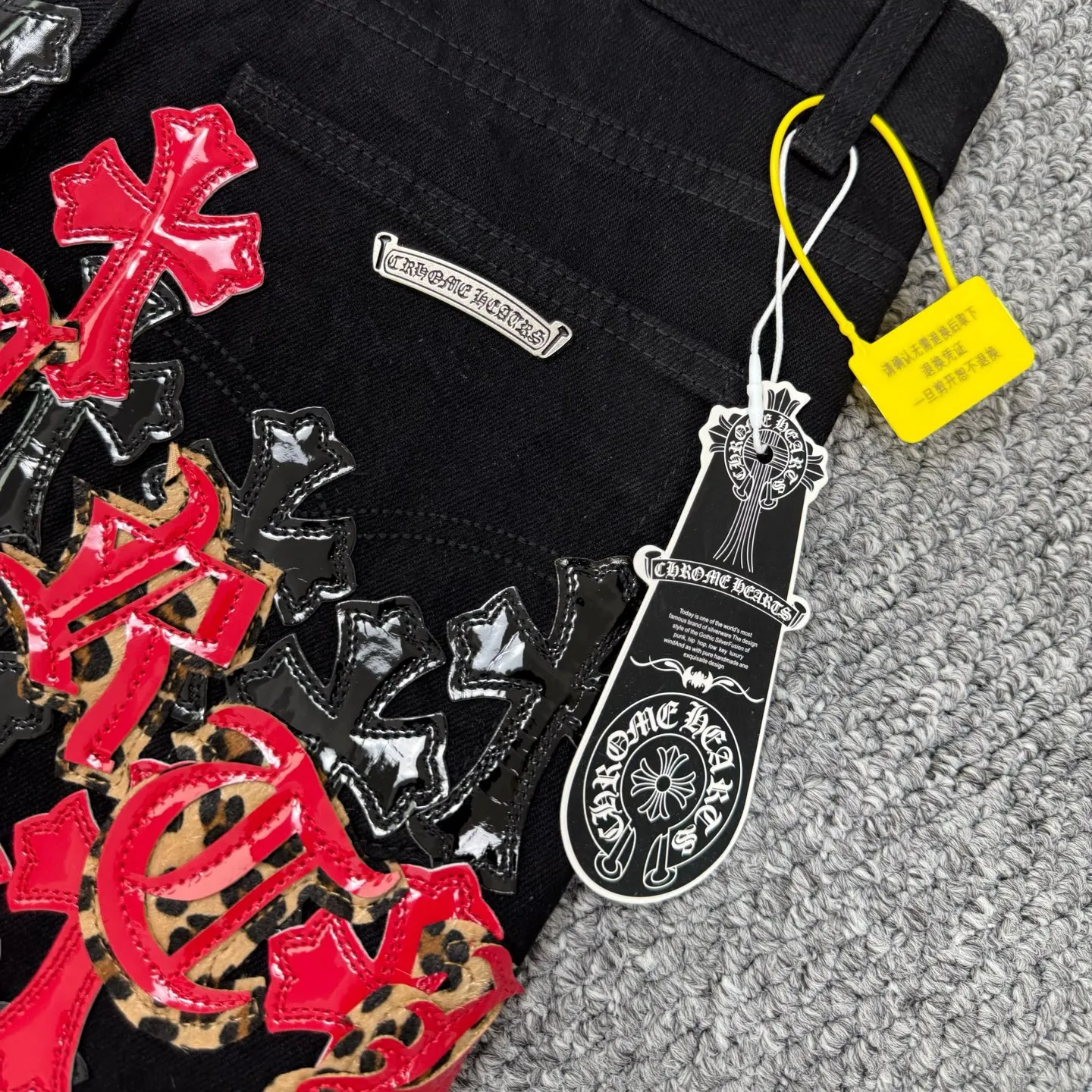 P240 Style No.: H836 ChromeHearts & ChromeHearts Patent Leather Spliced ​​Red Cross Spliced ​​Leather Straight Jeans Ceiling-Level Jeans A pair is hard to find at the counter‼ ️About Zangyin✅This is an extremely luxurious fashion brand that can also be called the aristocracy of the high street. It has always been an exclusive brand for some hipsters or rich second generations. The color of this model is already very eye-catching by using a unique washed material. It is decorated with pink patch cross flowers, which cleverly highlights the charm of the brand. Secondly, this model adopts a classic high-waist cut design, which highlights the long legs and fashionable temperament of the upper body. The brand is highly recognizable and the slim-fitting configuration is more suitable for daily wear. The personality will be fashionable and the specifications can be seen at a glance. Materials and technology ✅ Needless to say, this point goes without saying. As an excellent craftsman brand, Zangyin's requirements for details and craftsmanship are really perfect. The washed color of this model has gone through a lot of processes, not to mention the embellishment of the denim appliqués. It is also purely handmade and sewn. Just like what they believe in, only handmade things have soul and have the meaning of wearing. A top-notch heavy-duty fashionable denim item, recommended by both hands‼ ️ Size: 28, 30, 32, 34, 36 (S-XXL) Color: black
